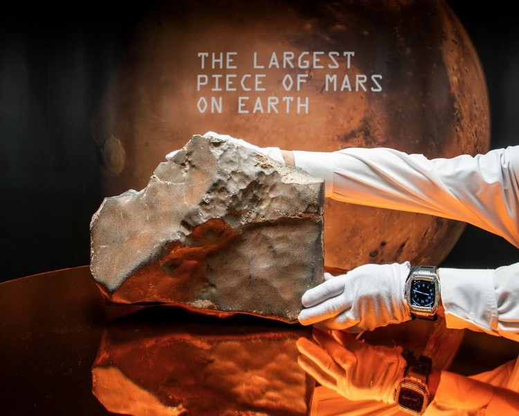 Khối thiên thạch nặng 25kg, được phát hiện tại sa mạc Sahara vào tháng 11/2023, đã được bán với giá hơn 5,3 triệu USD trong phiên đấu giá của Sotheby’s tại New York. Ảnh: The Guardian.