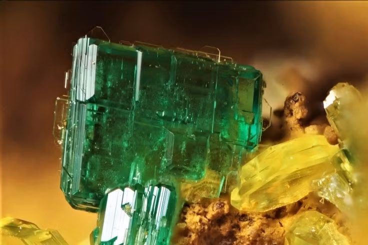 Dễ mất nước theo thời gian. Torbernite có thể mất nước và chuyển thành khoáng vật khác như metatorbernite khi tiếp xúc lâu với không khí khô. Ảnh: Pinterest.