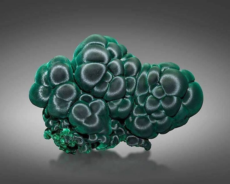 Là quặng đồng quan trọng. Malachite thường hình thành trong các mỏ đồng, và từ thời cổ xưa đã được khai thác như nguồn cung cấp kim loại đồng. Ảnh: Pinterest.