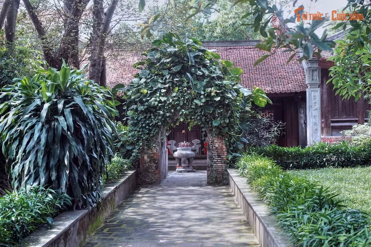 Một trong những khu di tích lịch sử quốc gia đặc biệt của Việt Nam. Ngày nay, thành Cổ Loa được xếp hạng Di tích quốc gia đặc biệt và trở thành một trong những địa điểm khảo cổ, lịch sử và du lịch văn hóa quan trọng của Hà Nội.