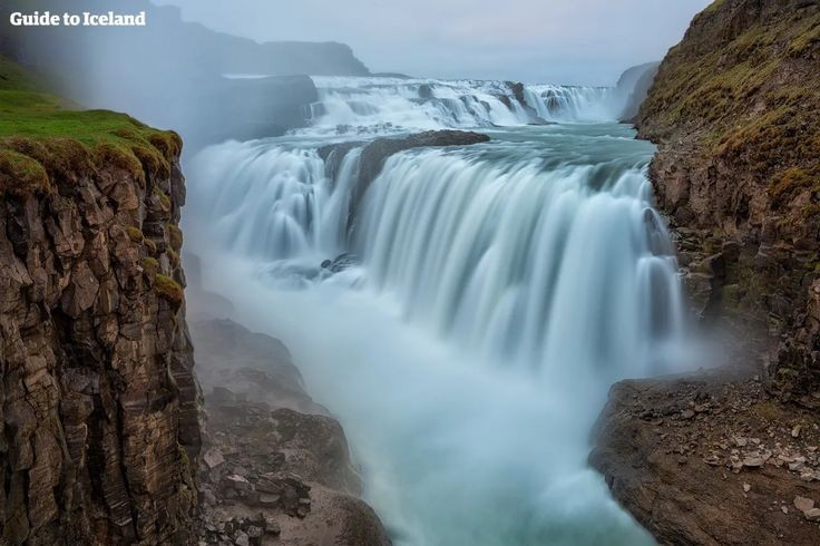 Có nghĩa là “Thác Vàng”. Tên gọi Gullfoss trong tiếng Iceland nghĩa là “Thác Vàng”, lấy cảm hứng từ sắc vàng lấp lánh của nước dưới ánh nắng. Ảnh: Pinterest.