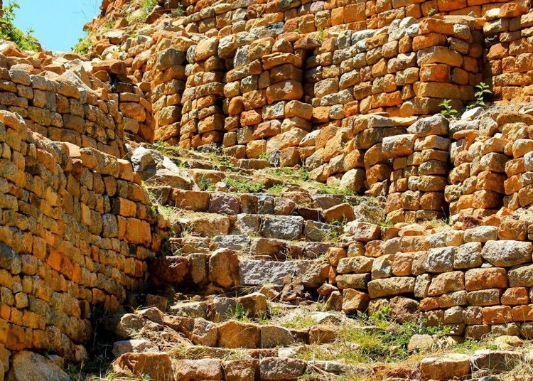 Bị bỏ hoang do chiến tranh. Những xung đột nội bộ và áp lực từ đế quốc Mutapa khiến Khami suy tàn. Ảnh: zimbabwetourism.net.