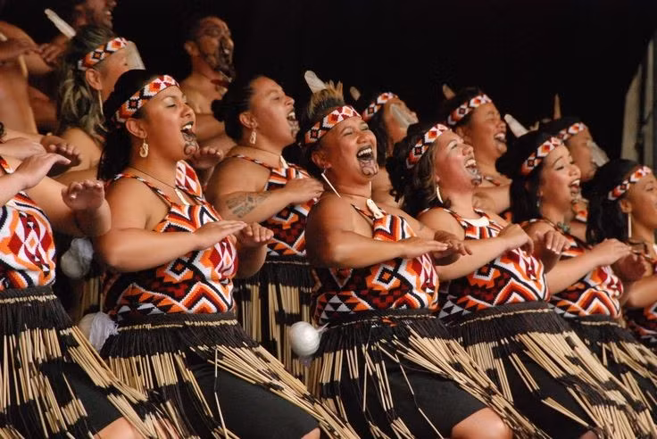 Vũ điệu haka nổi tiếng khắp thế giới. Vũ điệu Haka của người Maori tượng trưng cho tinh thần chiến binh và sự đoàn kết. Ảnh: Pinterest.