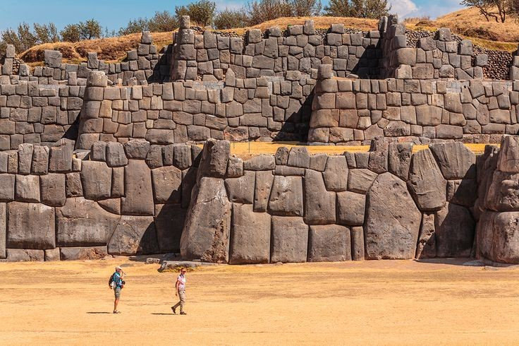 6. Bị phá hủy một phần sau khi người Tây Ban Nha chiếm đóng. Khi thực dân Tây Ban Nha đến Peru, họ đã tháo dỡ nhiều phiến đá của Sacsayhuaman để xây nhà thờ và nhà ở tại Cusco, khiến công trình bị hư hại nặng nề. Ảnh: Pinterest.