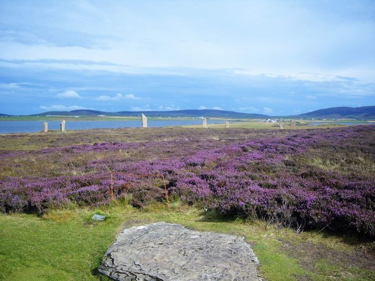 Nằm giữa hai hồ nước tự nhiên. Vòng đá được dựng giữa hai hồ Stenness và Harray, tạo nên khung cảnh phản chiếu kỳ ảo mỗi khi mặt trời mọc hoặc lặn. Ảnh: Pinterest.