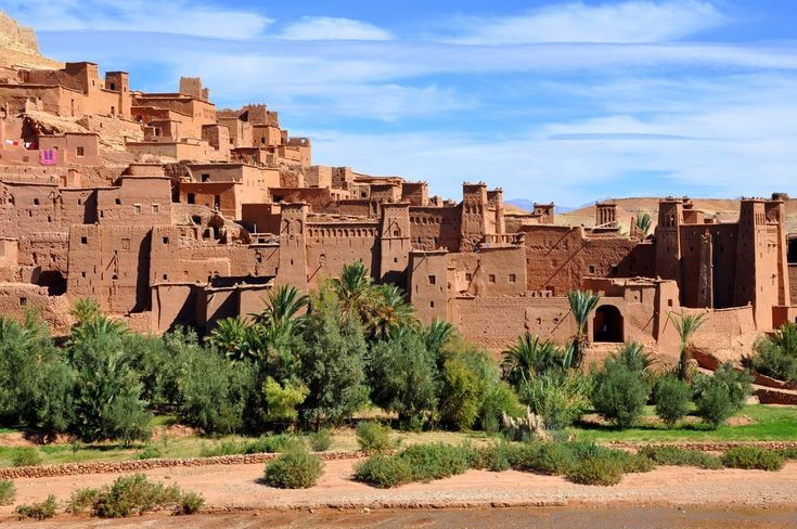 Tọa lạc trên tuyến thương mại xuyên Sahara xưa. Nằm gần thành phố Ouarzazate và bên sông Ounila, Ait-Ben-Haddou Ksar từng là điểm dừng chân quan trọng của các đoàn lữ hành vận chuyển muối, vàng và nô lệ giữa Sahara và Marrakech, góp phần làm nên sự thịnh đạt của vùng. Ảnh: Pinterest.