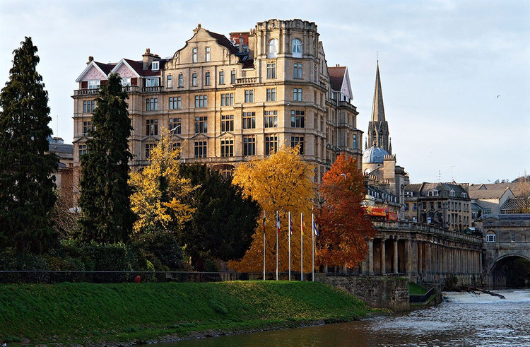 Kiến trúc phong cách Georgian đồng nhất và thanh lịch. Phần lớn diện mạo của Bath ngày nay hình thành vào thế kỷ 18 khi thành phố trở thành khu nghỉ dưỡng nổi tiếng của giới quý tộc Anh. Các tòa nhà bằng đá màu mật ong được xây theo phong cách Georgian, tạo nên cảnh quan đô thị hài hòa và rất đặc trưng. Ảnh: Pinterest.