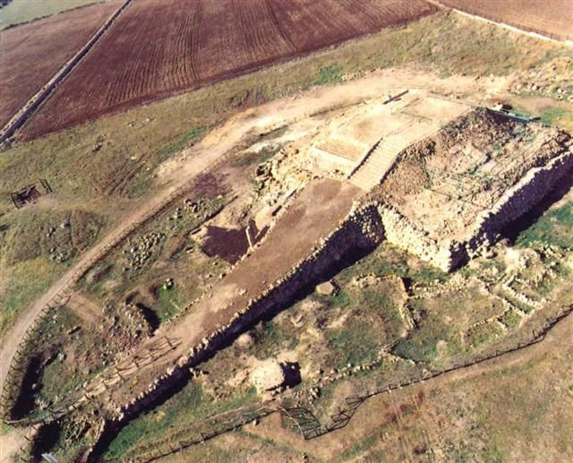 Lối dốc dài dẫn thẳng lên đỉnh bệ thờ. Con dốc bằng đá kéo dài từ mặt đất lên đỉnh cho phép các nghi lễ được thực hiện công khai, tạo cảm giác trang nghiêm và thiêng liêng. Ảnh: Pinterest.