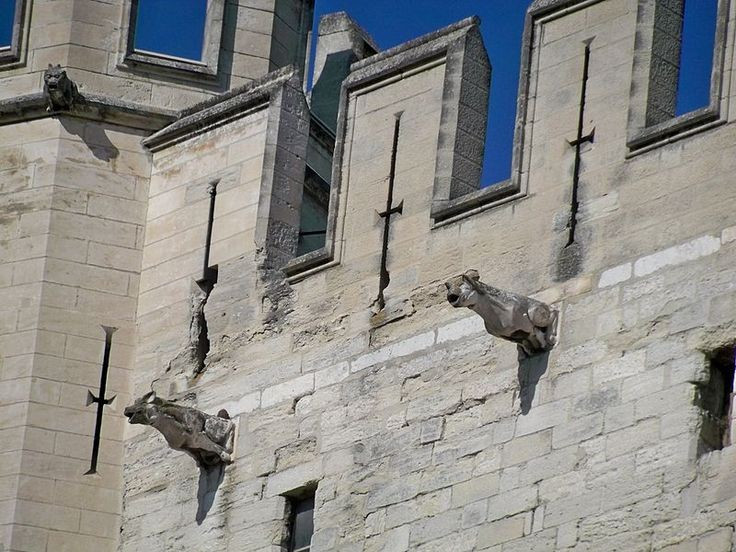 Từng là nơi ở của 7 đời Giáo hoàng. Giai đoạn “Lưu đày Avignon” khiến thành phố Avignon trở thành trung tâm Công giáo, nơi 7 đời Giáo hoàng sinh sống tại cung điện. Ảnh: Pinterest.