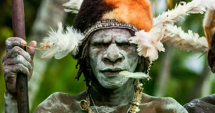 Cuộc sống gắn liền với sông và rừng. Người Asmat truyền thống sống dựa vào săn bắt, đánh cá và thu hái. Họ sử dụng cung tên, lao và bẫy để săn thú trong rừng, đồng thời đánh bắt cá và tôm trong hệ thống sông ngòi dày đặc của vùng đầm lầy Papua. Ảnh: allthatsinteresting.com.