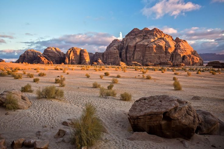 1. Sa mạc Wadi Rum còn được gọi là “Thung lũng Mặt Trăng”. Với cảnh quan đá sa thạch đỏ kỳ vĩ và địa hình lởm chởm như ngoài hành tinh, nơi đây được ví như bề mặt Mặt Trăng. Ảnh: Pinterest.