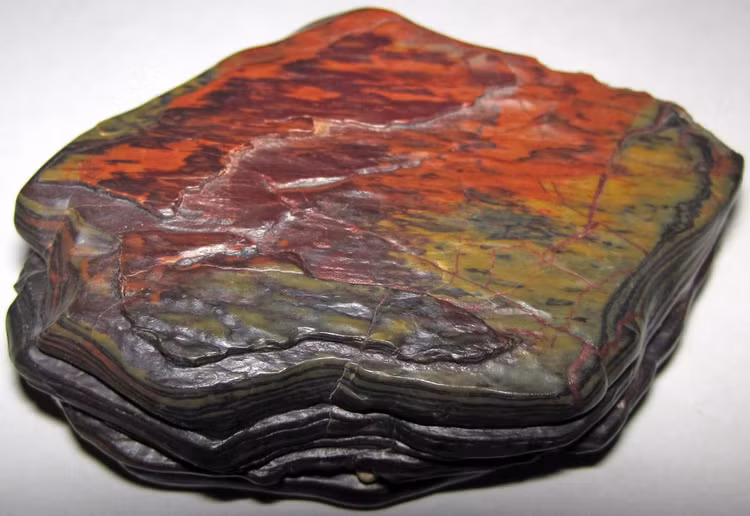 Là nguồn quặng sắt quan trọng hàng đầu. Hematite chiếm phần lớn trữ lượng quặng sắt được khai thác trên thế giới. Nhờ hàm lượng sắt cao và dễ xử lý, nó đóng vai trò quan trọng trong ngành luyện kim và sản xuất thép. Ảnh: Flickr.