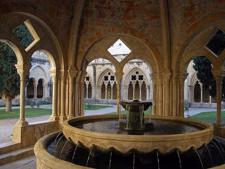 Không gian tĩnh lặng hiếm có. Ẩn mình giữa thiên nhiên, tu viện mang lại cảm giác yên bình và tách biệt, thu hút du khách tìm kiếm sự tĩnh tâm và trải nghiệm văn hóa tâm linh. Ảnh: Pinterest.