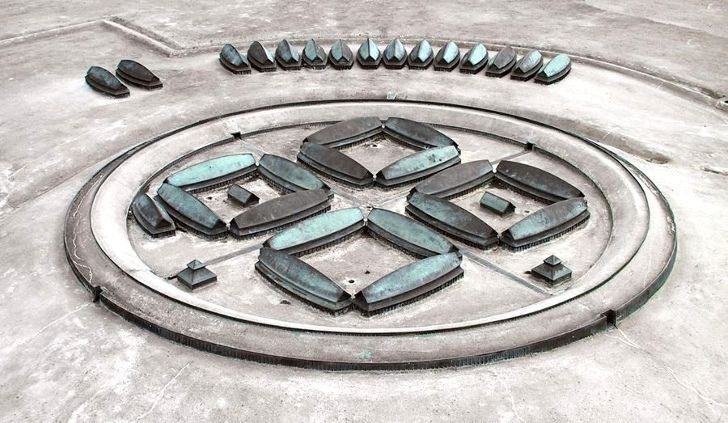 Đường phố bên trong được phân chia rất quy củ. Bên trong các pháo đài, các con đường được bố trí theo hình chữ thập, chia khu vực bên trong thành bốn phần bằng nhau. Mỗi khu thường chứa các dãy nhà dài (longhouse) của chiến binh hoặc cư dân, tạo nên một bố cục rất trật tự. Ảnh: Pinterest.