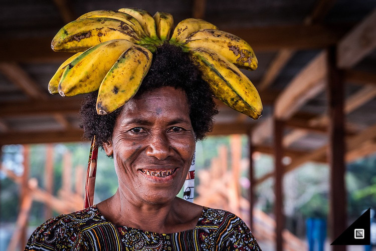 Xã hội truyền thống theo dòng mẹ. Nhiều khía cạnh trong tổ chức xã hội Tolai mang yếu tố mẫu hệ, đặc biệt trong thừa kế đất đai và dòng tộc, phản ánh cấu trúc xã hội đặc trưng của khu vực Melanesia. Ảnh: photoshelter.com.