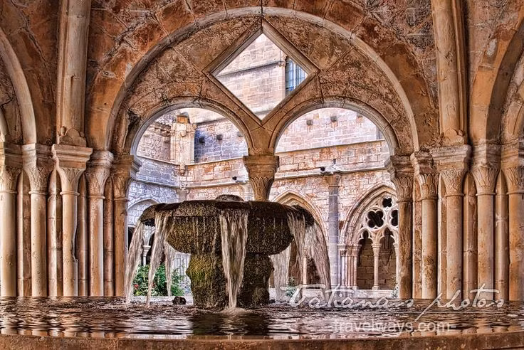 Từng bị bỏ hoang trong lịch sử. Vào thế kỷ 19, Poblet bị tàn phá và bỏ hoang do các biến động chính trị, trước khi được phục hồi và tái sử dụng vào thế kỷ 20. Ảnh: Pinterest.