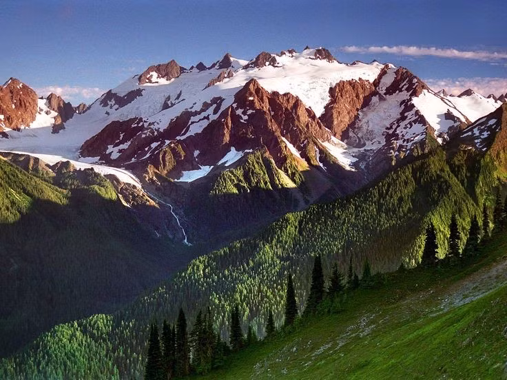 Dãy núi Olympic hùng vĩ ở trung tâm công viên. Ở trung tâm khu bảo tồn là dãy núi Olympic với nhiều đỉnh núi cao, trong đó nổi bật là đỉnh Olympus. Các sông băng trên núi cung cấp nguồn nước cho nhiều con sông chảy ra biển và nuôi dưỡng hệ sinh thái phong phú bên dưới. Ảnh: Pinterest.