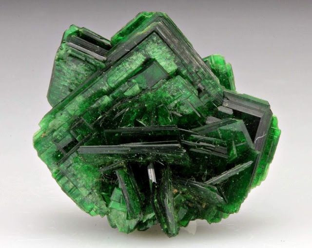 Có khả năng phát quang. Dưới tia cực tím, torbernite phát ra ánh sáng xanh lục huỳnh quang rất ấn tượng. Ảnh: Pinterest.