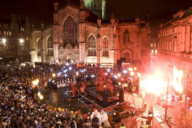 Edinburgh (Scotland) – ngọn lửa của Samhuinn. Lễ hội Lửa Samhuinn được tổ chức trên đồi Calton, tái hiện nghi lễ cổ xưa của người Celt. Những ngọn đuốc cháy sáng, tiếng trống vang vọng và các vũ công hóa thân thành linh hồn mùa màng, biến Edinburgh thành sân khấu huyền bí giữa trời đêm lạnh giá. Ảnh: Pinterest.