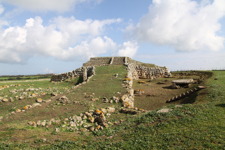 Biểu tượng bí ẩn của thời tiền sử Sardinia. Monte d’Accoddi không chỉ là di tích khảo cổ mà còn là chìa khóa giúp hiểu rõ hơn về tín ngưỡng, xã hội và trí tưởng tượng của con người thời đồ đá mới. Ảnh: hotelgabbianoazzurro.com.