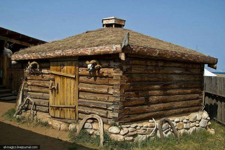 Sống trong nhà gỗ và lều yurts truyền thống. Người Buryat kết hợp lều du mục với nhà gỗ khi định cư lâu dài. Ảnh: Pinterest.