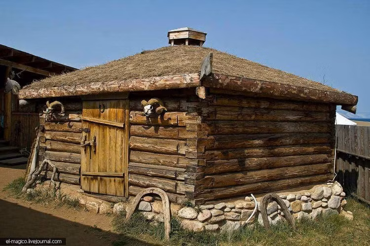 Sống trong nhà gỗ và lều yurts truyền thống. Người Buryat kết hợp lều du mục với nhà gỗ khi định cư lâu dài. Ảnh: Pinterest.