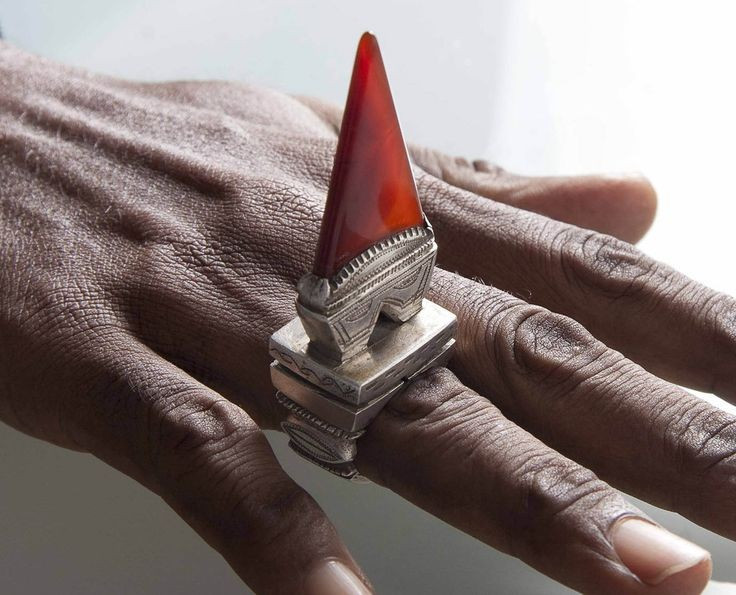 Nghề thủ công bạc tinh xảo. Trang sức bạc của người Tuareg được xem là một trong những phong cách đẹp nhất châu Phi. Ảnh: Pinterest.