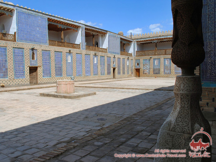 Cung điện Tash Khauli xa hoa. Tash Khauli từng là nơi ở của các Khan xứ Khiva, nổi bật với sân trong lát gạch, cột gỗ chạm khắc tinh xảo và tường ốp gạch men hoa văn cầu kỳ. Ảnh: centralasia-travel.com.