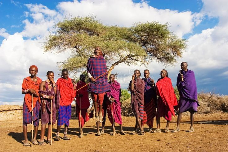 Cộng đồng Maasai gắn bó chặt chẽ với khu vực. Người Maasai sống xung quanh công viên, duy trì lối sống truyền thống song song với hoạt động bảo tồn. Ảnh: Pinterest.