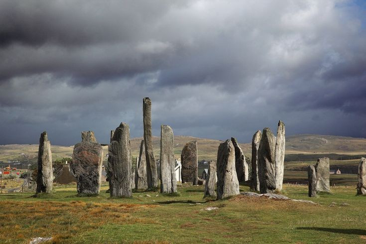 Khám phá lại vào thế kỷ 19. Sau hàng thế kỷ bị chôn vùi trong đất và than bùn, Callanish mới được khai quật và nghiên cứu trở lại. Ảnh: Pinterest.