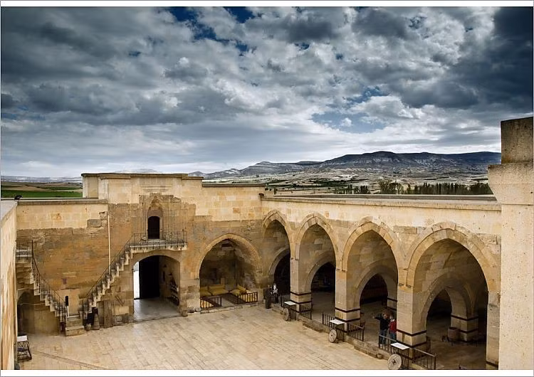 Từng là trung tâm giao lưu văn hóa. Caravanserai không chỉ là nơi nghỉ chân mà còn là điểm gặp gỡ của thương nhân từ nhiều vùng đất khác nhau. Tại đây, người Ba Tư, Ả Rập, Trung Á hay thậm chí thương nhân từ châu Âu có thể trao đổi tin tức, hàng hóa và văn hóa. Ảnh: Pinterest.