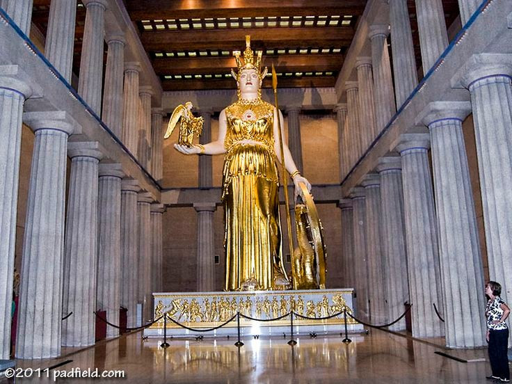 Từng lưu giữ tượng Athena khổng lồ bằng vàng và ngà voi. Bên trong Parthenon từng đặt pho tượng Athena Parthenos cao khoảng 12 mét do nhà điêu khắc Phidias thực hiện. Tượng được chế tác từ vàng và ngà voi trên khung gỗ, là một trong những tác phẩm nghệ thuật nổi tiếng nhất thời cổ đại. Ảnh: Pinterest.