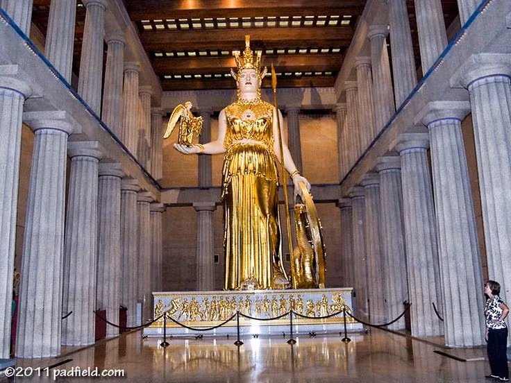 Từng lưu giữ tượng Athena khổng lồ bằng vàng và ngà voi. Bên trong Parthenon từng đặt pho tượng Athena Parthenos cao khoảng 12 mét do nhà điêu khắc Phidias thực hiện. Tượng được chế tác từ vàng và ngà voi trên khung gỗ, là một trong những tác phẩm nghệ thuật nổi tiếng nhất thời cổ đại. Ảnh: Pinterest.