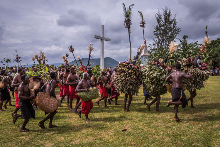 Từng chịu ảnh hưởng của thực dân Đức. Cuối thế kỷ 19, khu vực này trở thành một phần của New Guinea thuộc Đức. Ảnh hưởng thuộc địa để lại dấu ấn trong kinh tế, tôn giáo và cơ cấu hành chính của cộng đồng Tolai. Ảnh: hakaimagazine.com.