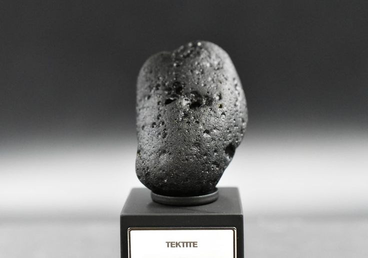 Liên hệ với văn hóa cổ đại. Một số nền văn minh từng sử dụng Tektite làm bùa hộ mệnh, công cụ hoặc đồ trang sức do hình dáng và nguồn gốc bí ẩn của chúng. Ảnh: Pinterest.