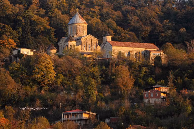 Không gian cổ kính giữa thiên nhiên thơ mộng. Dạo bước trong những con phố lát đá nhỏ hẹp của Mtskheta, du khách có thể cảm nhận nhịp sống chậm rãi hòa quyện cùng cảnh quan núi non và dòng sông xanh biếc. Chính sự kết hợp giữa lịch sử, tín ngưỡng và thiên nhiên đã tạo nên sức hút bền vững cho Mtskheta suốt hàng nghìn năm. Ảnh: Pinterest.