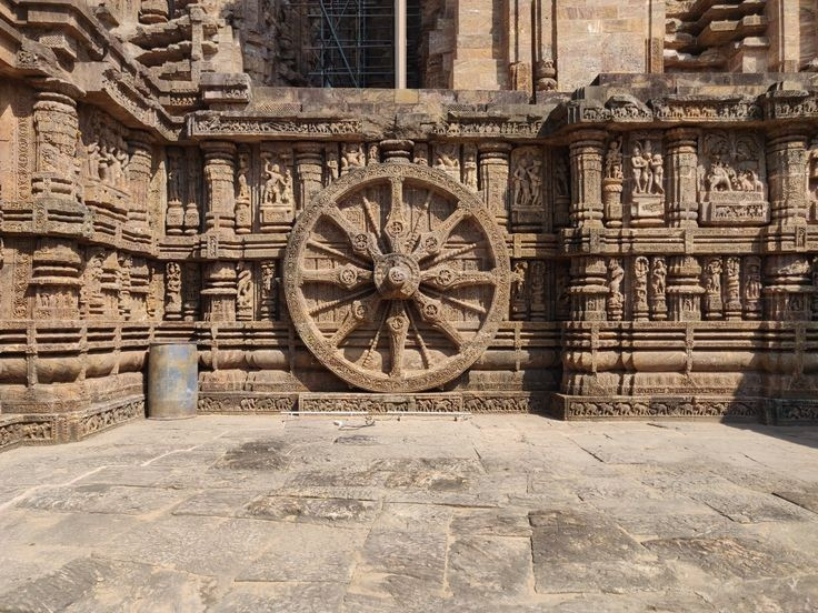 Hình dáng của đền như một cỗ xe khổng lồ. Đền được thiết kế với 24 bánh đá chạm trổ tinh vi, kéo bởi 7 con ngựa tượng trưng cho ánh sáng. Ảnh: Pinterest.