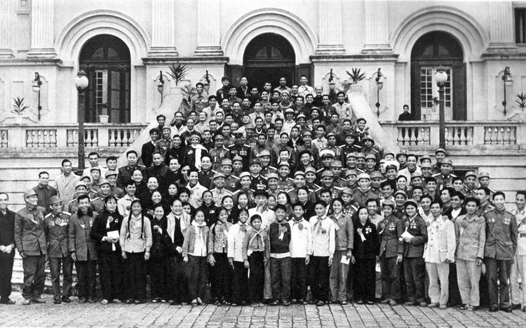 Hồ Chủ tịch với các anh hùng và chiến sĩ thi đua chống Mỹ, cứu nước.