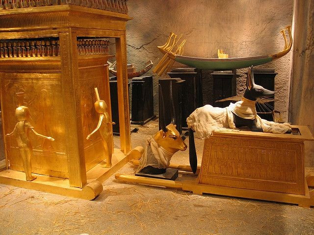 Lời nguyền pharaoh bắt nguồn từ lăng mộ của ông. Sau khi được mở, hàng loạt người liên quan đến cuộc khai quật qua đời bí ẩn, làm dấy lên tin đồn đáng sợ về lời nguyền pharaoh. Ảnh: Pinterest.