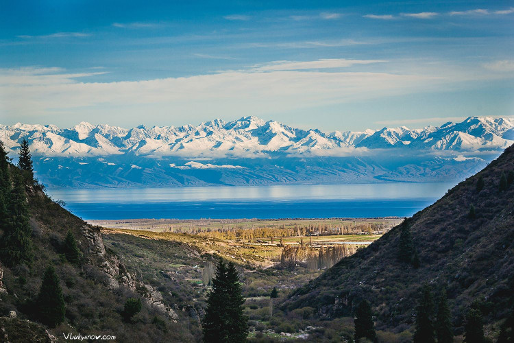 Được bao quanh bởi dãy Tien Shan hùng vĩ. Cảnh quan hồ vừa có những đỉnh núi tuyết phủ bao quanh, vừa có những bãi cát vàng tuyệt đẹp. Ảnh: Pinterest.