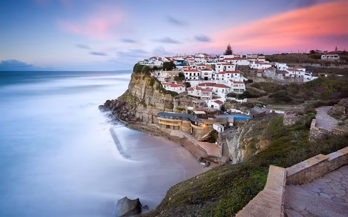 Di sản Thế giới được UNESCO công nhận. Năm 1995, cảnh quan văn hóa của Sintra được UNESCO ghi danh là Di sản Thế giới nhờ sự kết hợp độc đáo giữa kiến trúc, thiên nhiên và lịch sử hoàng gia Bồ Đào Nha. Ảnh: Pinterest.