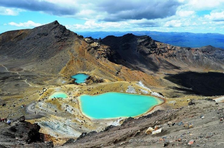 Hồ Emerald nổi bật với màu xanh lục sáng. Hồ nước này có màu nước độc đáo do khoáng chất núi lửa tạo nên. Ảnh: Pinterest.