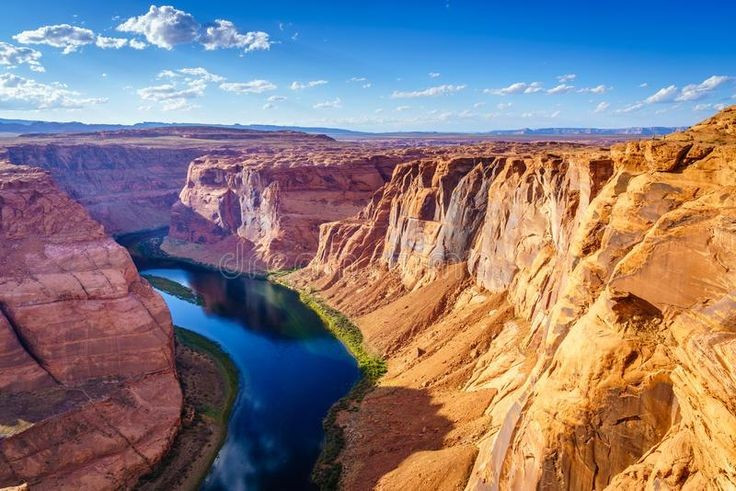 Hẻm núi dài hơn 440 km. Grand Canyon kéo dài qua bang Arizona, với chiều rộng trung bình 16 km và sâu hơn 1,6 km. Ảnh: Pinterest.