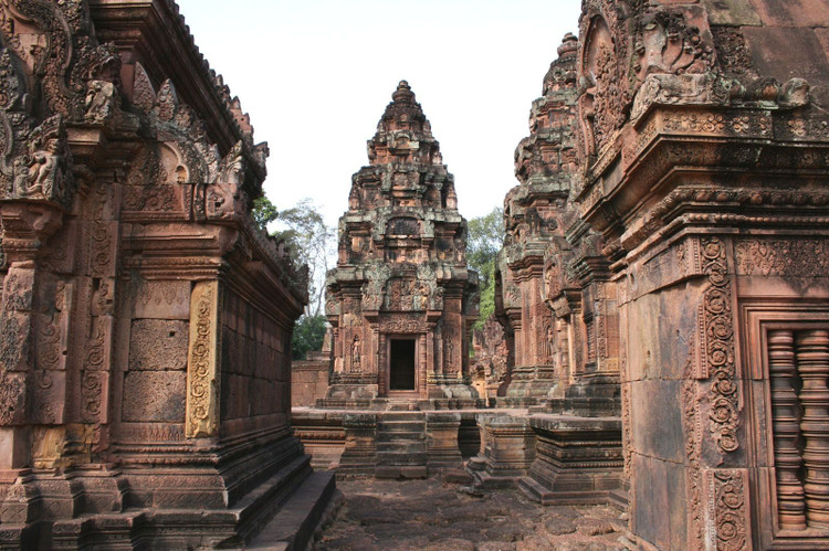 Là điểm đến hấp dẫn trong quần thể Angkor. Ngày nay, Banteay Srei là điểm đến nổi bật trong hành trình khám phá Angkor, thu hút đông đảo du khách yêu nghệ thuật và lịch sử. Ảnh: Pinterest.
