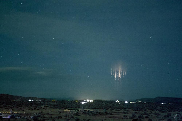 6. Chỉ được xác nhận bằng hình ảnh từ những năm 1990. Dù được phi công báo cáo từ trước, các TLE chỉ được chụp ảnh xác thực lần đầu tiên vào năm 1989, nhờ vào máy quay tốc độ cao. Ảnh: Pinterest.