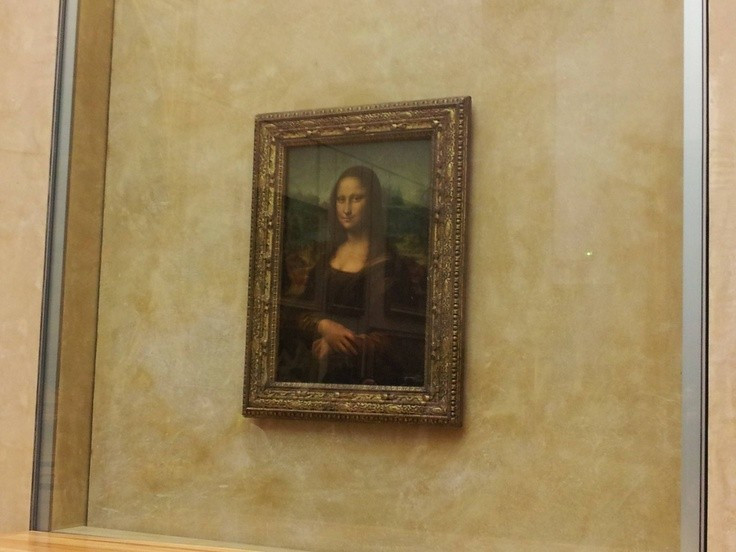 3. Hậu cảnh bí ẩn không khớp về mặt địa lý. Phong cảnh phía sau Mona Lisa dường như là sự pha trộn kỳ lạ giữa các yếu tố núi non, sông suối và đường mòn – không tồn tại ngoài đời thực. Ảnh: Pinterest.