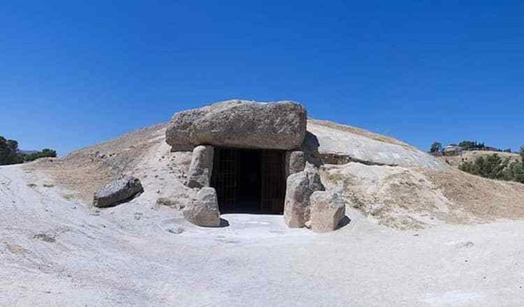 Mộ đá Antequera gồm ba công trình lớn. Đó là Dolmen de Menga, Dolmen de Viera và tháp đá El Romeral. Ảnh: Pinterest.