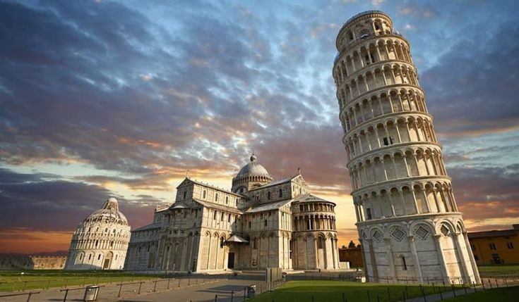 Công trình thuộc quần thể lớn hơn. Tháp Pisa thực chất là tháp chuông của nhà thờ chính tòa Pisa, nằm trong quần thể “Quảng trường Phép màu” được UNESCO công nhận là Di sản thế giới. Ảnh: Pinterest.