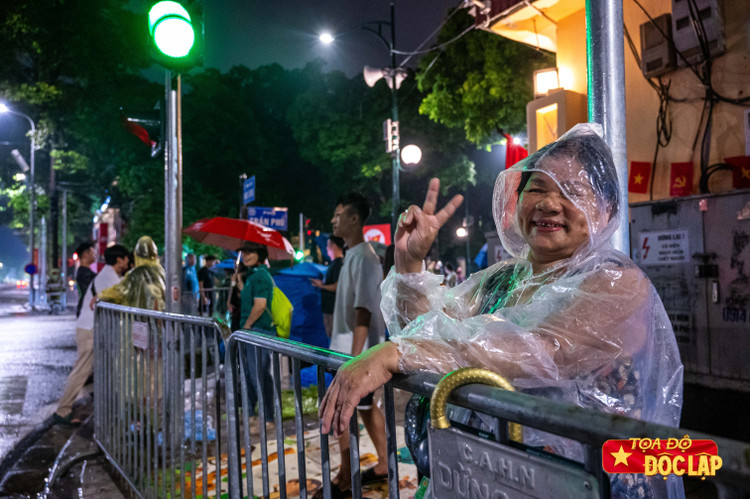 Bà Hoa (66 tuổi, quê Quảng Trị) đã có mặt tại Hà Nội từ ngày 21/8 để theo dõi các hoạt động diễu binh. Tối 26/8, bà đến khu vực này từ 20h để giữ chỗ cho gia đình và bạn bè. Do nhiều ngày trước cổ vũ nhiệt tình, hiện bà bị mất giọng, nhưng dự định tiếp tục xem hết các buổi sơ duyệt, tổng duyệt lẫn chính lễ ngày 2/9.