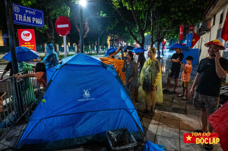 Gia đình chị Đỗ Thị Thơm (phương Hoàng Mai) gồm 9 người, trong đó có 8 trẻ nhỏ, đã có mặt từ 7h30 sáng 26/8. Chị chuẩn bị đầy đủ đồ ăn - từ bếp nướng thịt, gà luộc cho tới thịt hộp, bò khô - và thuê 2 chiếc lều để cả nhà cùng chờ xem diễu binh.